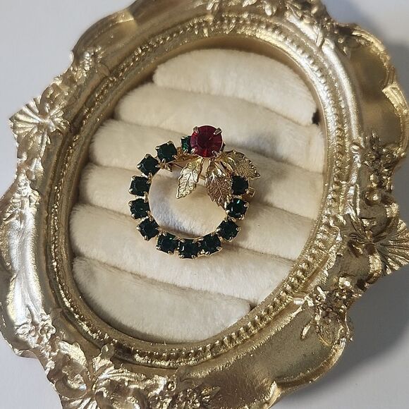 Elegant Gold and Green Wreath Brooch - Picture 1 of 4